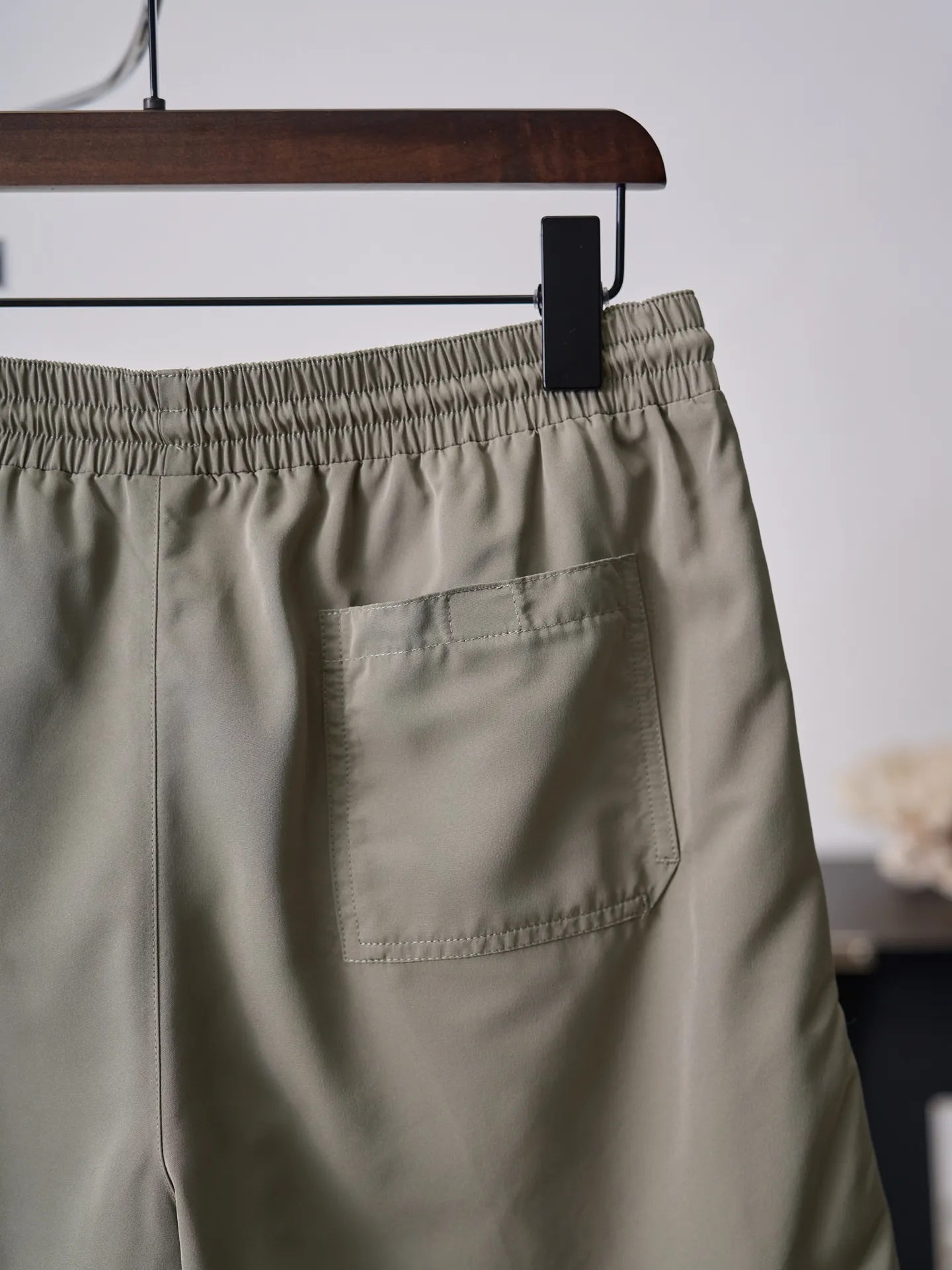 [Real auction] Brunello Cucinelli/BC ￼ Embroidered solid color beach shorts [In Stock] S M L XL Fabric selection: Made of 80D fine denier polyester plain weave, the fabric surface is smooth and wrinkle-free, with anti-wrinkle and anti-tear properties, and it will not be easily deformed after repeated washing. The fabric has undergone hydrophilic treatment and has a very low moisture regain rate. It can be quickly dried after getting wet, eliminating the sticky feeling. Mesh lining: Made of high-elastic nylon mesh, the honeycomb hollow structure greatly improves air circulation efficiency, which can not only avoid light leakage, but also quickly discharge moisture from the body surface, keeping the body feeling fresh and not stuffy when exercising or sweating. Embroidery process: For the badge embroidery on the trouser legs, high-tenacity polyester-cotton embroidery thread is used to decorate the fabric with the precision routing of Tajima multi-head embroidery machine with up to 20 needles. The line density is uniform, there are no jumps or burrs on the edge of the pattern, the pattern details are clear and three-dimensional, and the degree of restoration is full. There are no excess threads on the back of the embroidery, which will not irritate the skin or irritate the legs, taking into account both aesthetics and wearing experience. Details: Velcro opening and closing patch pocket on the back side, double-line seam reinforcement on the edge of the bag, tight Velcro bite, taking into account practicality and simple style. Sewing details: The side seams and legs of the trouser body adopt double-thread overlocking + back and forth stitching process. The seam allowance is wrapped inside, and the edges are smooth and burr-free. The trouser legs are processed with double-needle stitching. They are not easy to come off or curl after washing, and they will still stay crisp after long-term wear.